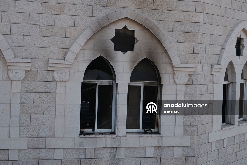 Израильские поселенцы осквернили и подожгли мечеть на Западном берегу