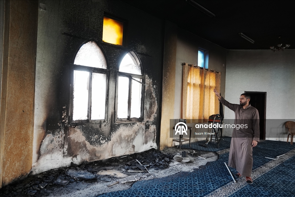 Израильские поселенцы осквернили и подожгли мечеть на Западном берегу