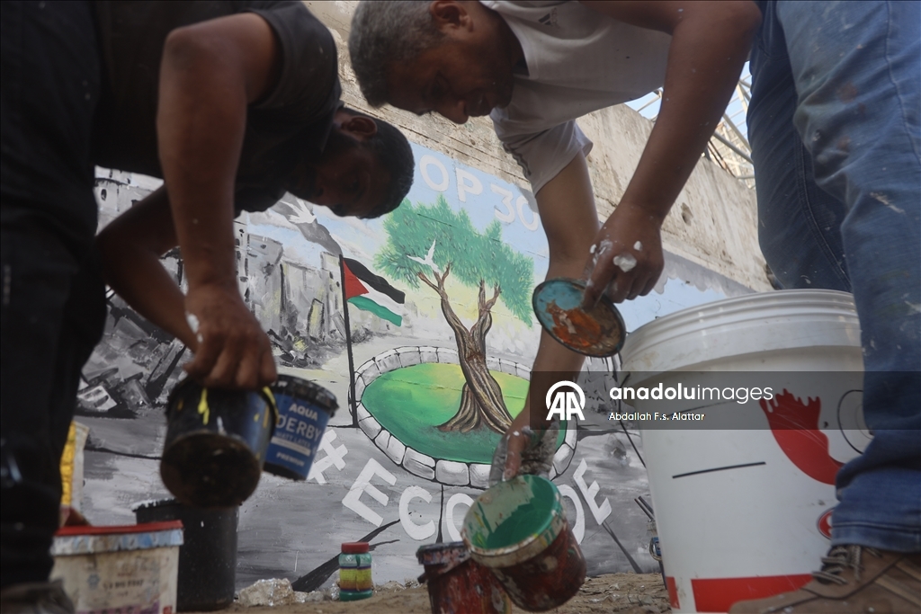 Палестинские художники нарисовали граффити, чтобы привлечь внимание к экологическому разрушению в Газе