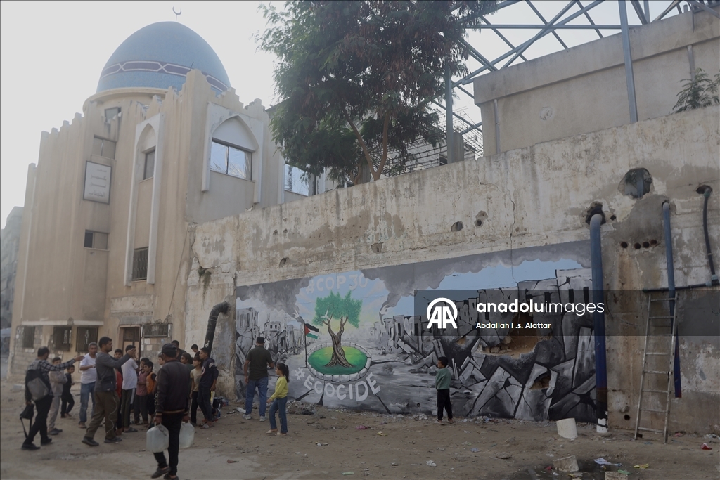 Палестинские художники нарисовали граффити, чтобы привлечь внимание к экологическому разрушению в Газе