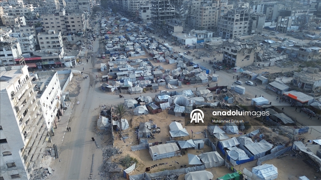 Gazze'deki Meçhul Asker Meydanı, evsiz kalan Filistinlilerin barınma merkezine dönüştü