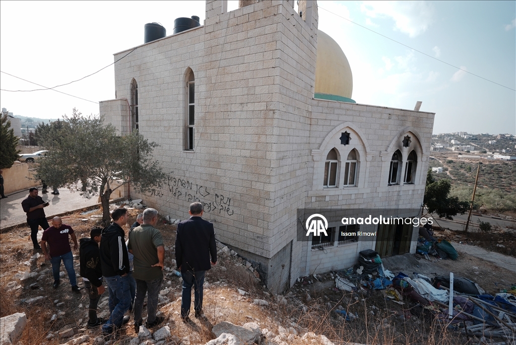 Израильские поселенцы осквернили и подожгли мечеть на Западном берегу