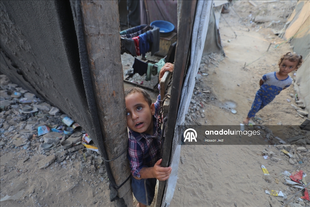 В Газе перемещенные семьи встретят зиму в изношенных палатках