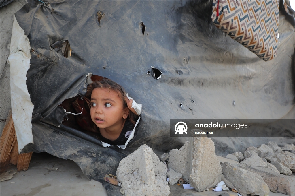 В Газе перемещенные семьи встретят зиму в изношенных палатках