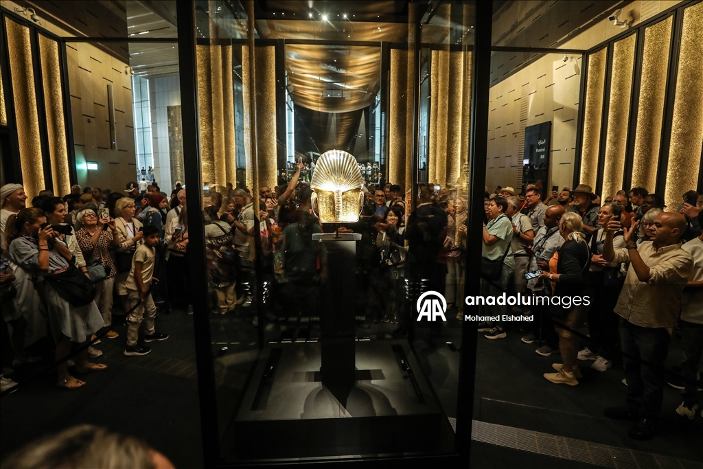 Большой Египетский музей представил золотой саркофаг Тутанхамона