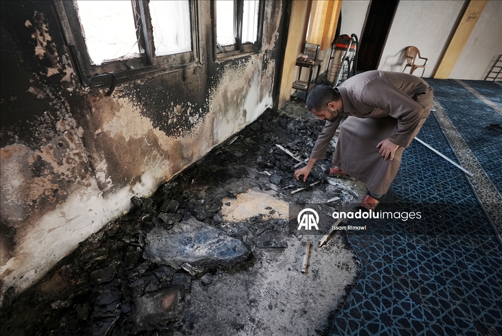 Израильские поселенцы осквернили и подожгли мечеть на Западном берегу