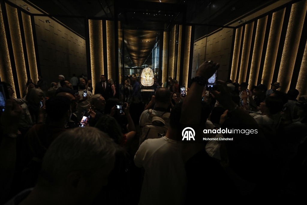 Большой Египетский музей представил золотой саркофаг Тутанхамона