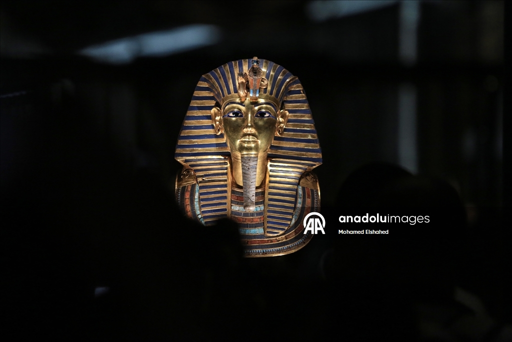 Большой Египетский музей представил золотой саркофаг Тутанхамона