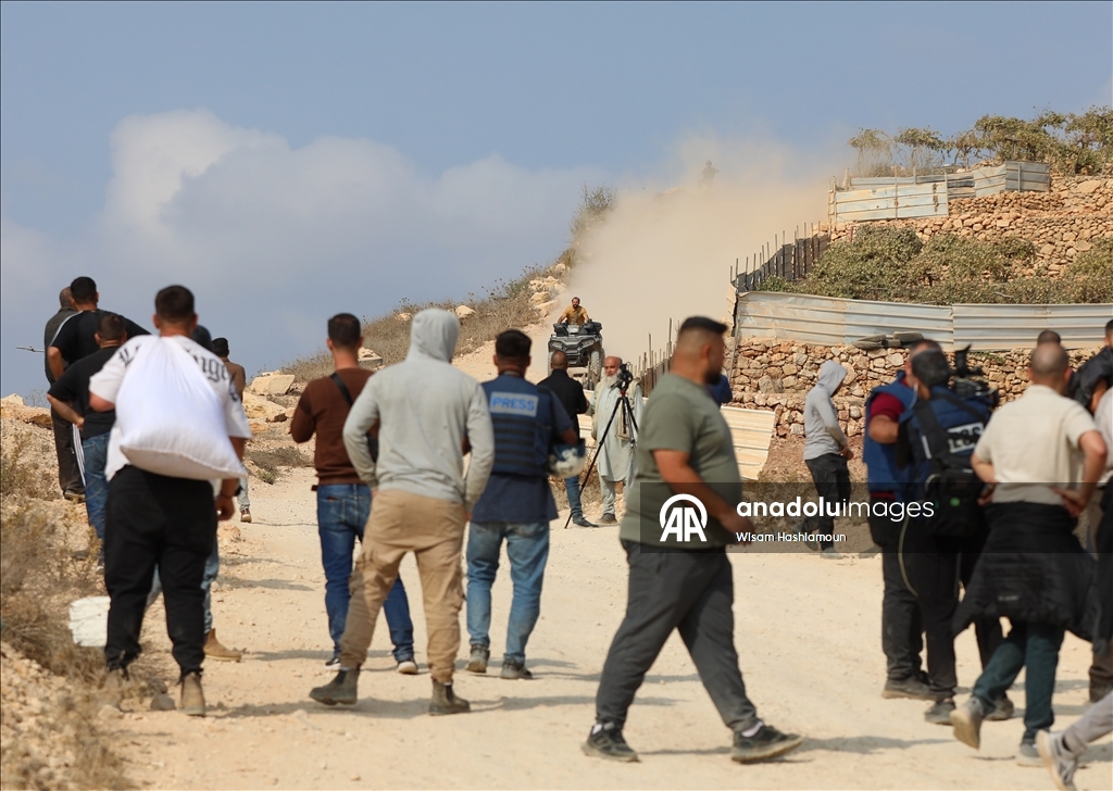 El-Halil’de İsrailli yerleşimci Filistinli çiftçilere aracıyla saldırmaya çalıştı