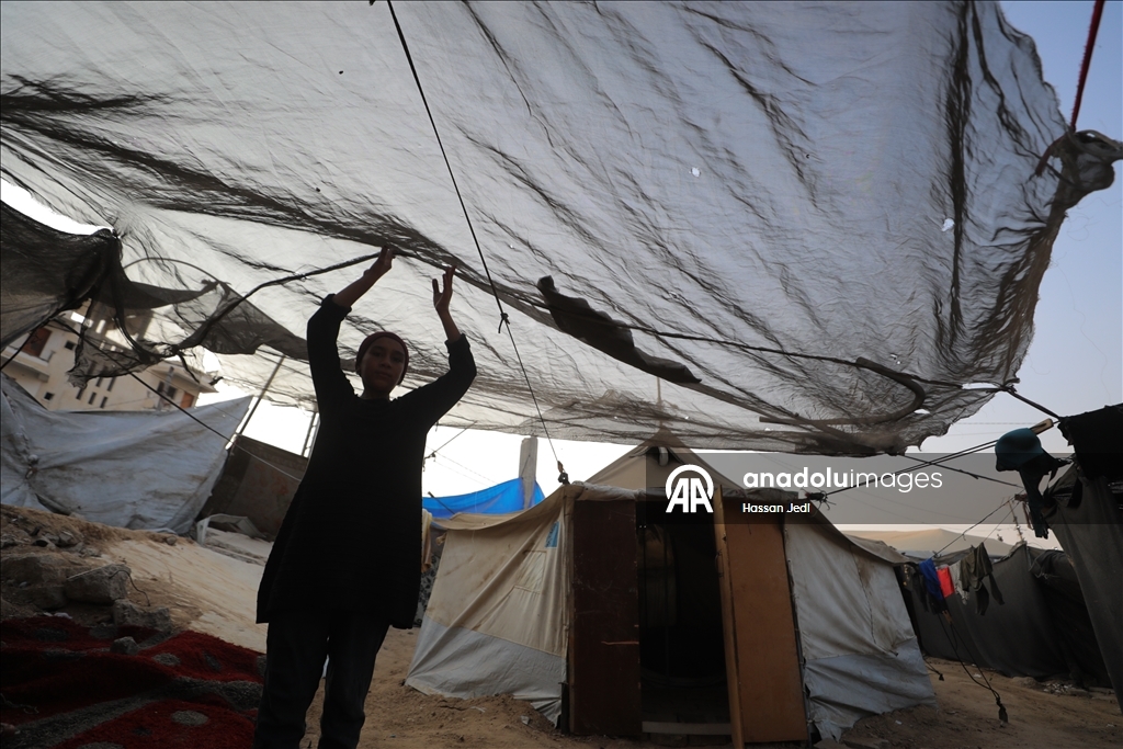 В Газе перемещенные семьи встретят зиму в изношенных палатках