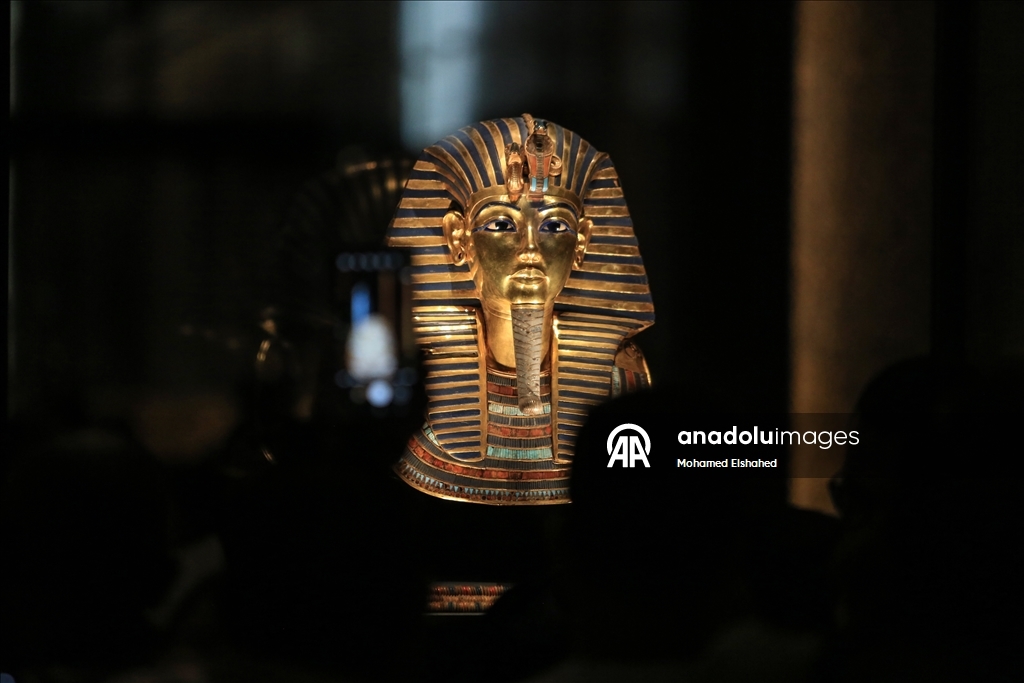 Большой Египетский музей представил золотой саркофаг Тутанхамона