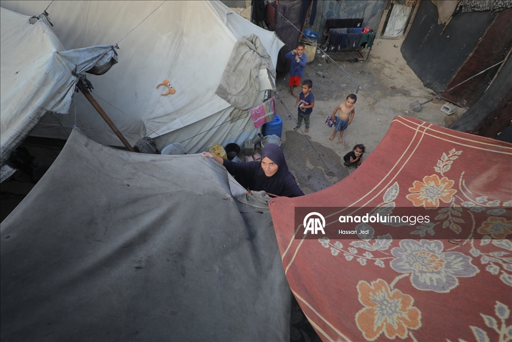 В Газе перемещенные семьи встретят зиму в изношенных палатках