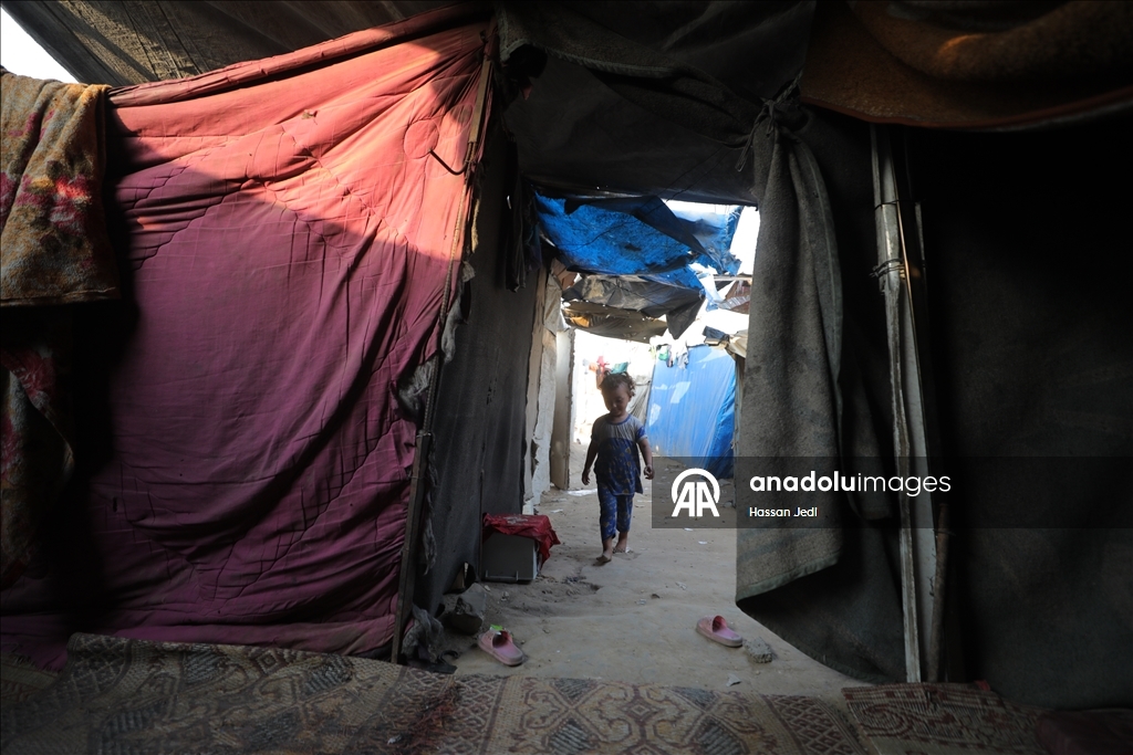 В Газе перемещенные семьи встретят зиму в изношенных палатках