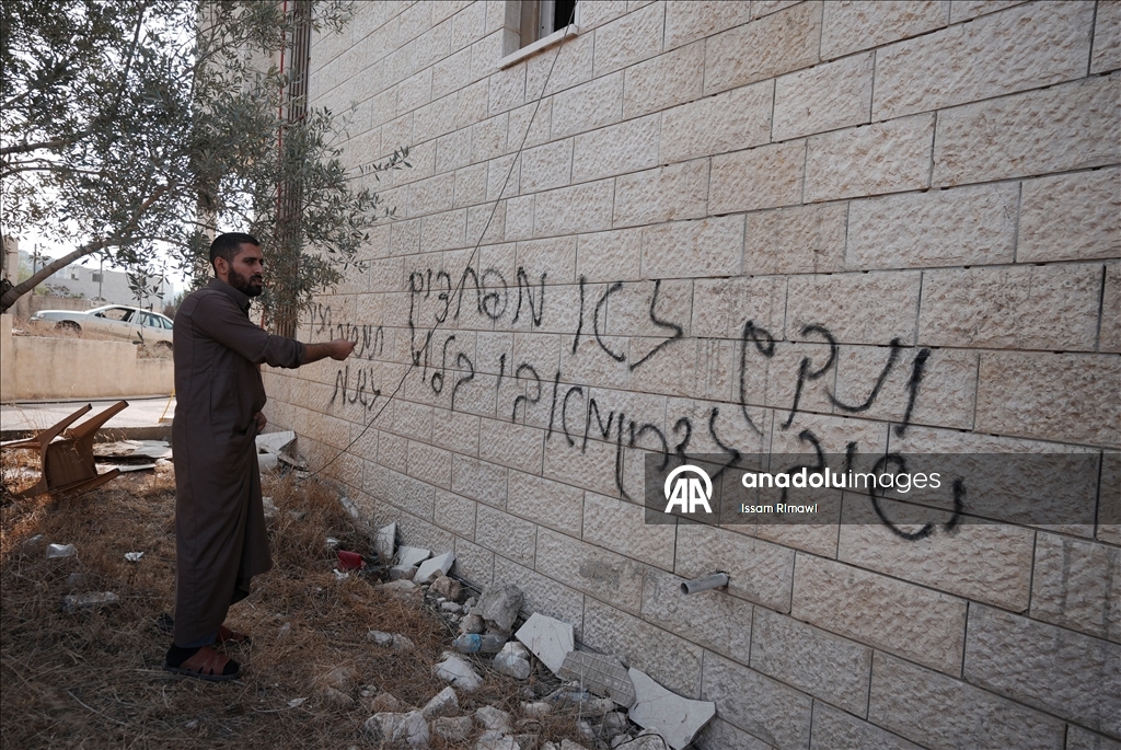 Израильские поселенцы осквернили и подожгли мечеть на Западном берегу