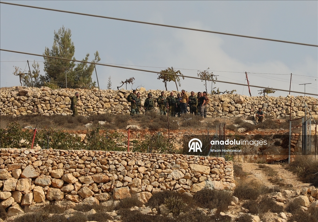 El-Halil’de İsrailli yerleşimci Filistinli çiftçilere aracıyla saldırmaya çalıştı