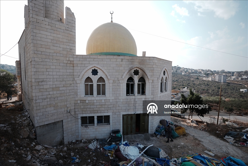 Израильские поселенцы осквернили и подожгли мечеть на Западном берегу