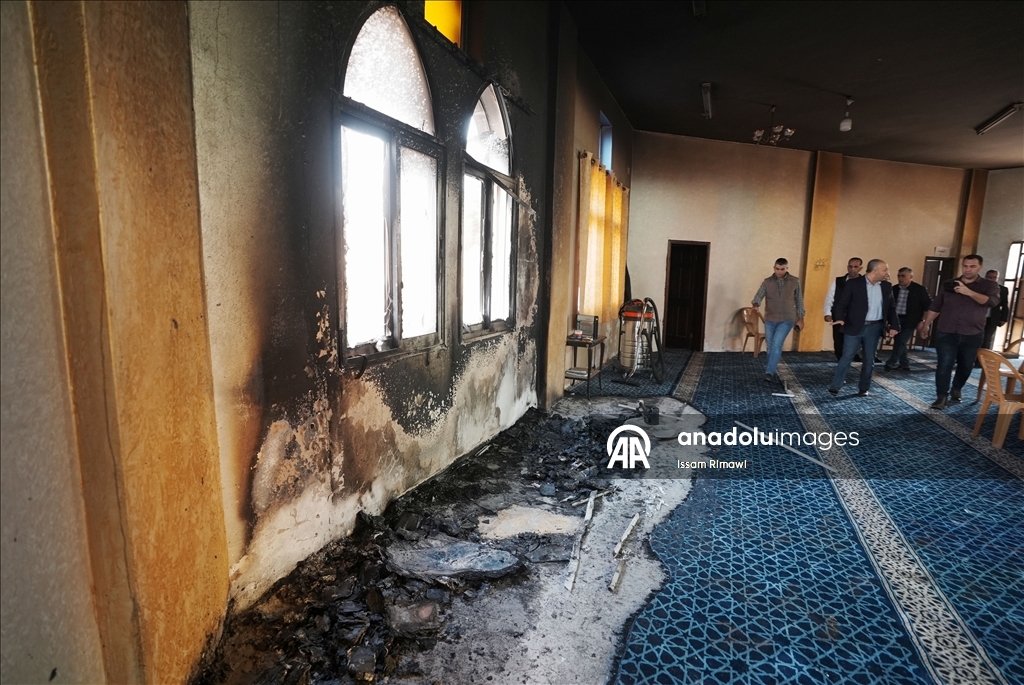 Израильские поселенцы осквернили и подожгли мечеть на Западном берегу