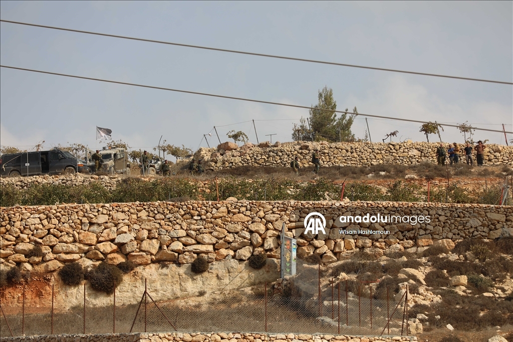 El-Halil’de İsrailli yerleşimci Filistinli çiftçilere aracıyla saldırmaya çalıştı