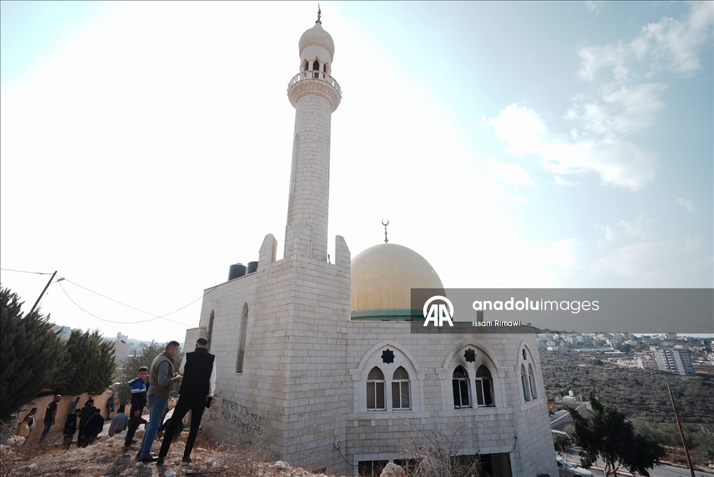 Израильские поселенцы осквернили и подожгли мечеть на Западном берегу