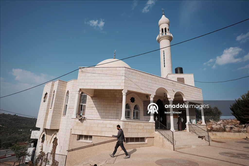 Израильские поселенцы осквернили и подожгли мечеть на Западном берегу