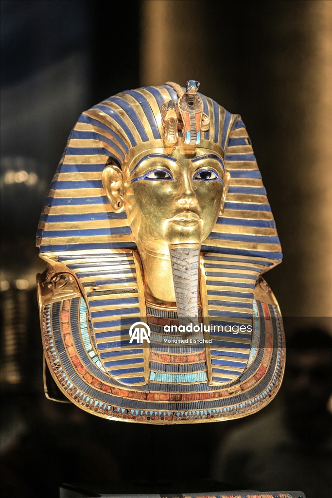 Большой Египетский музей представил золотой саркофаг Тутанхамона