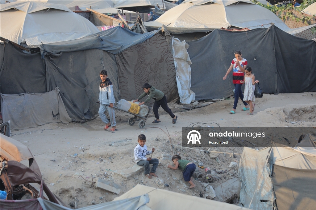 В Газе перемещенные семьи встретят зиму в изношенных палатках