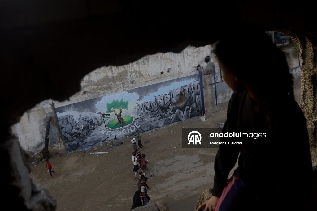 Палестинские художники нарисовали граффити, чтобы привлечь внимание к экологическому разрушению в Газе