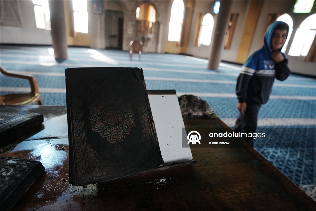 Израильские поселенцы осквернили и подожгли мечеть на Западном берегу