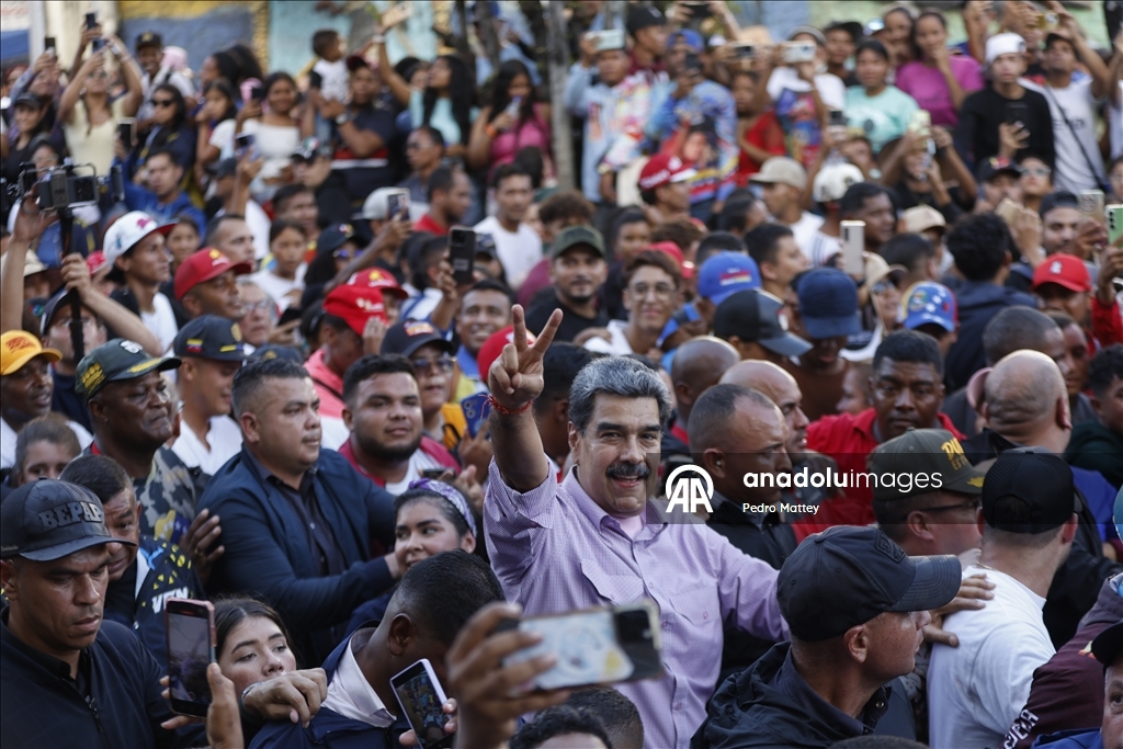 Сторонники Мадуро собрались в Каракасе на День молодежи