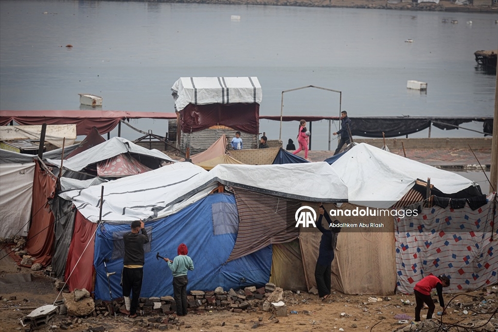 Gazze'de yoğun yağış nedeniyle İsrail saldırılarında evleri yıkılanların kaldığı çadırları su bastı
