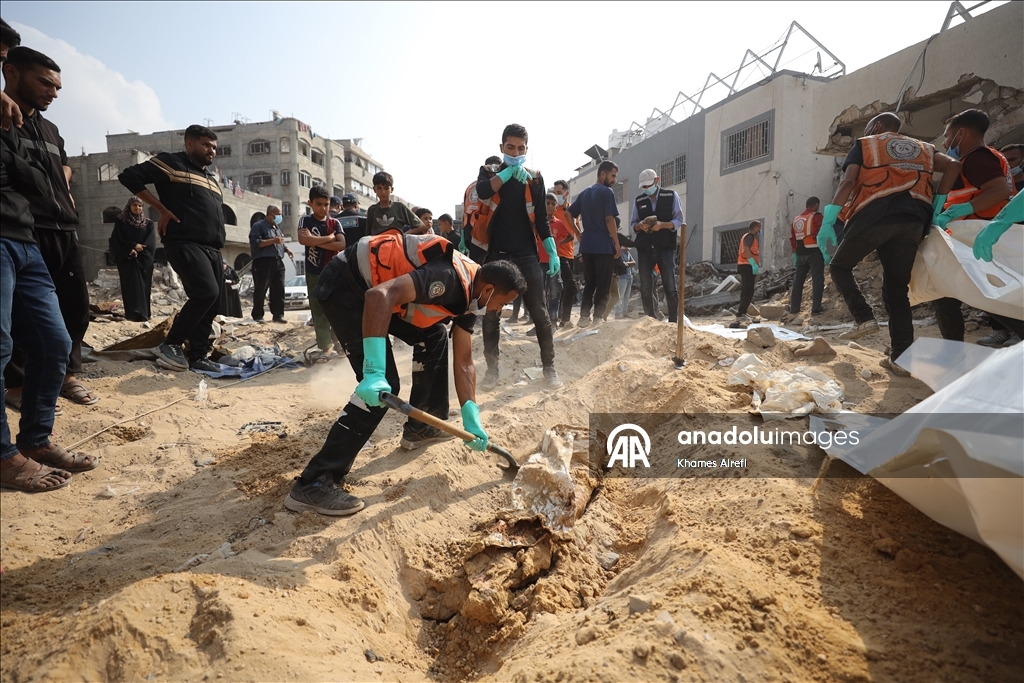 Извлечены тела палестинцев, убитых в результате израильских атак и захороненных во временных могилах