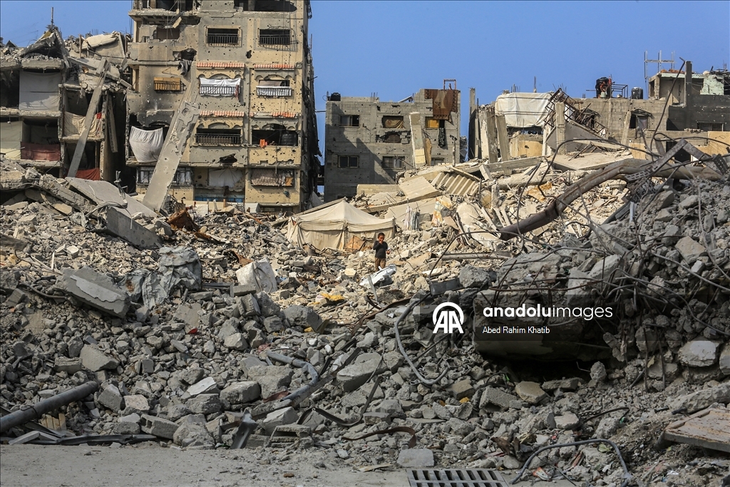 Палестинцы возвращаются в разрушенные дома после вывода израильских войск из района аль-Катиба