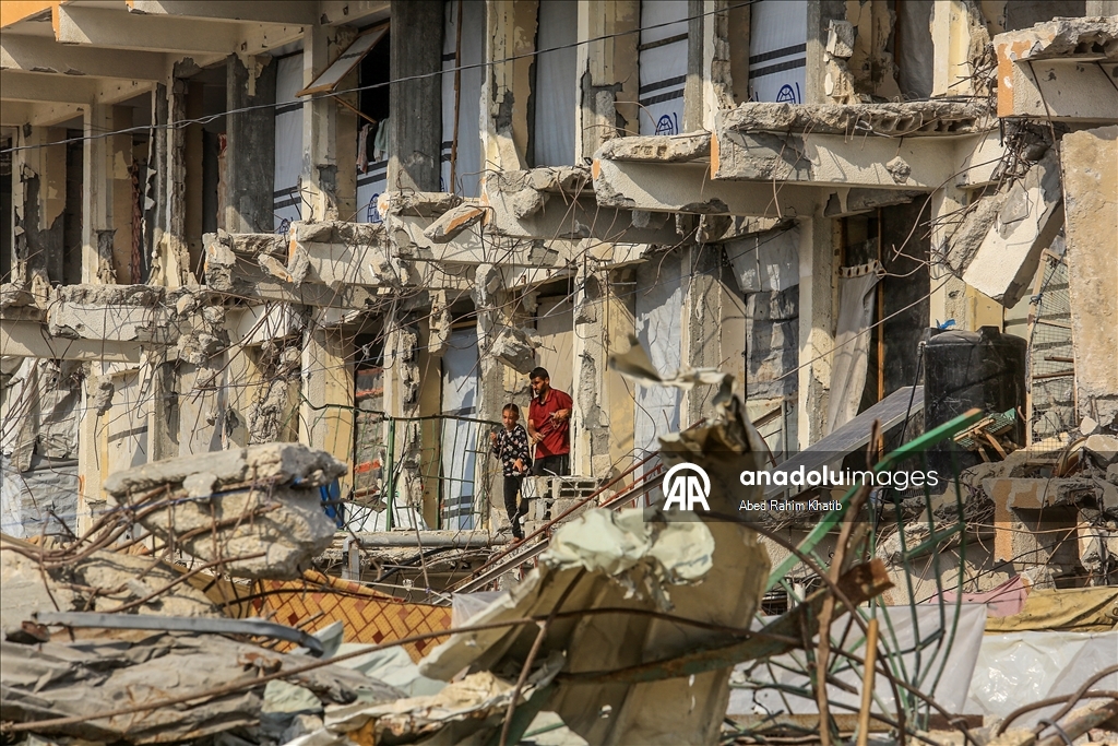 Палестинцы возвращаются в разрушенные дома после вывода израильских войск из района аль-Катиба