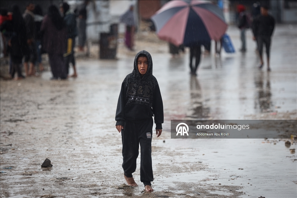 Palestinians struggle in makeshift shelters amid rain