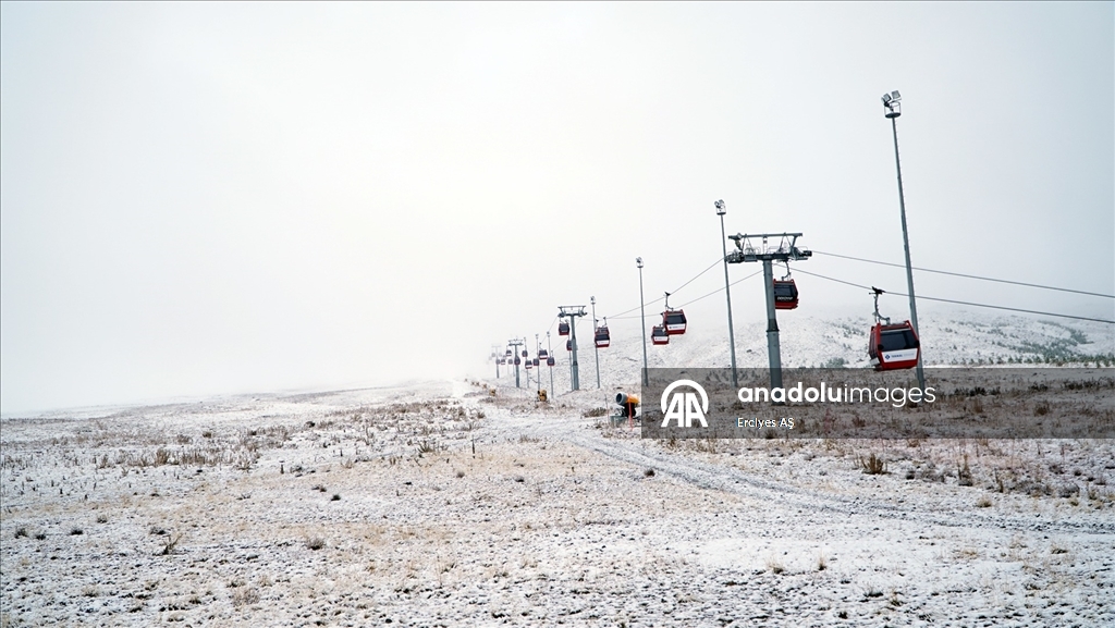 İç Anadolu'nun zirvesi Erciyes Dağı'na kar yağdı