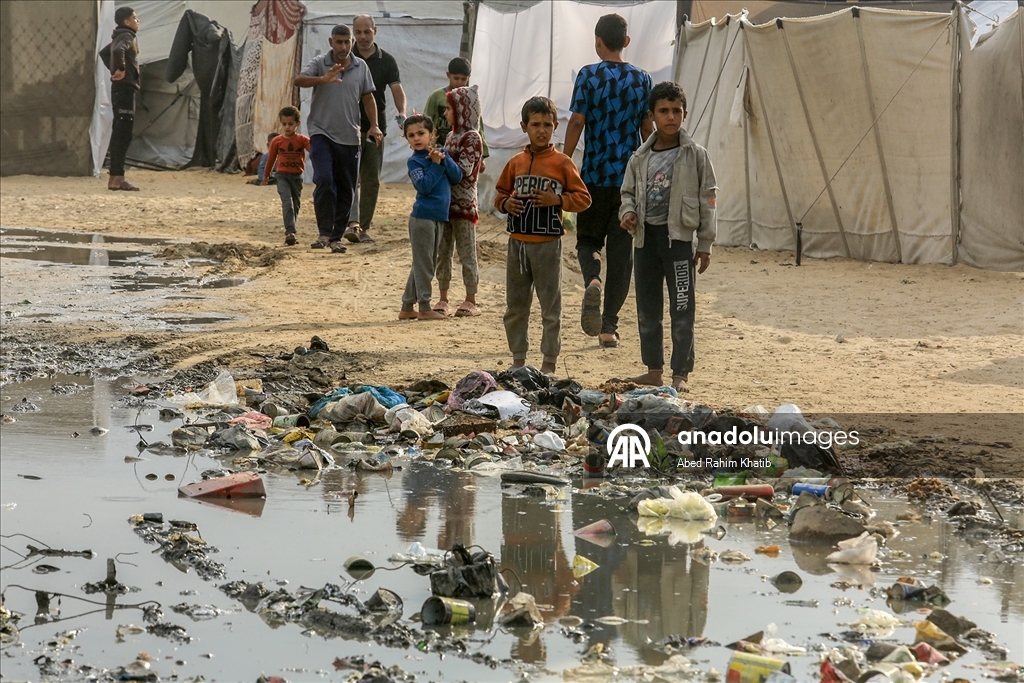 Han Yunus kentinde çadırlarda yaşayan Filistinlilerin zorlu yaşam mücadelesi sürüyor