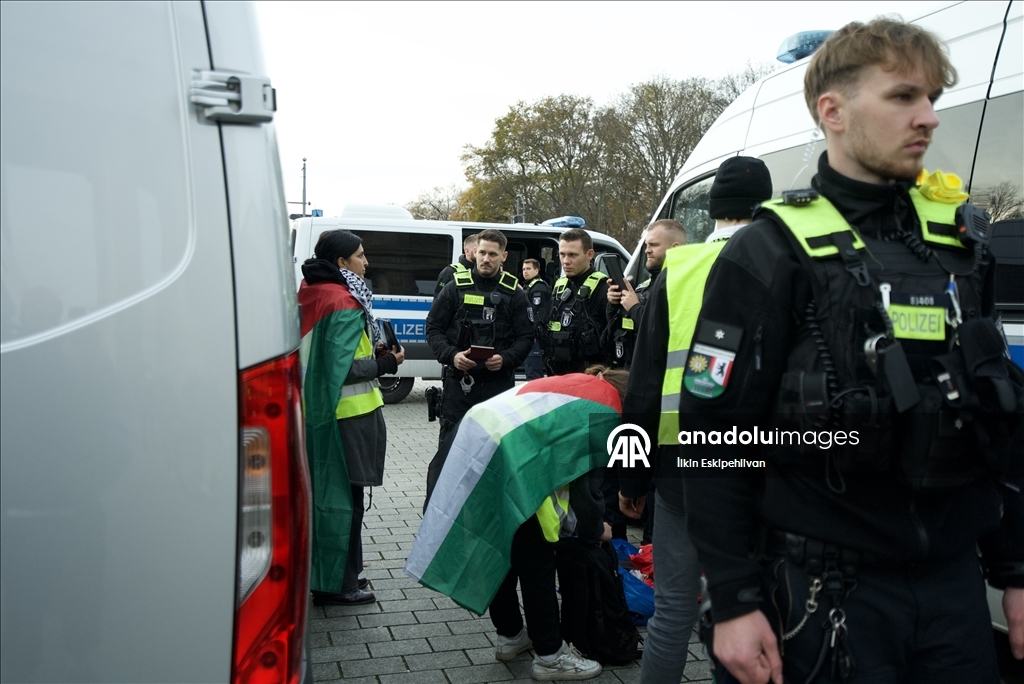 У исторических Бранденбургских ворот в Берлине был вывешен баннер в поддержку Палестины