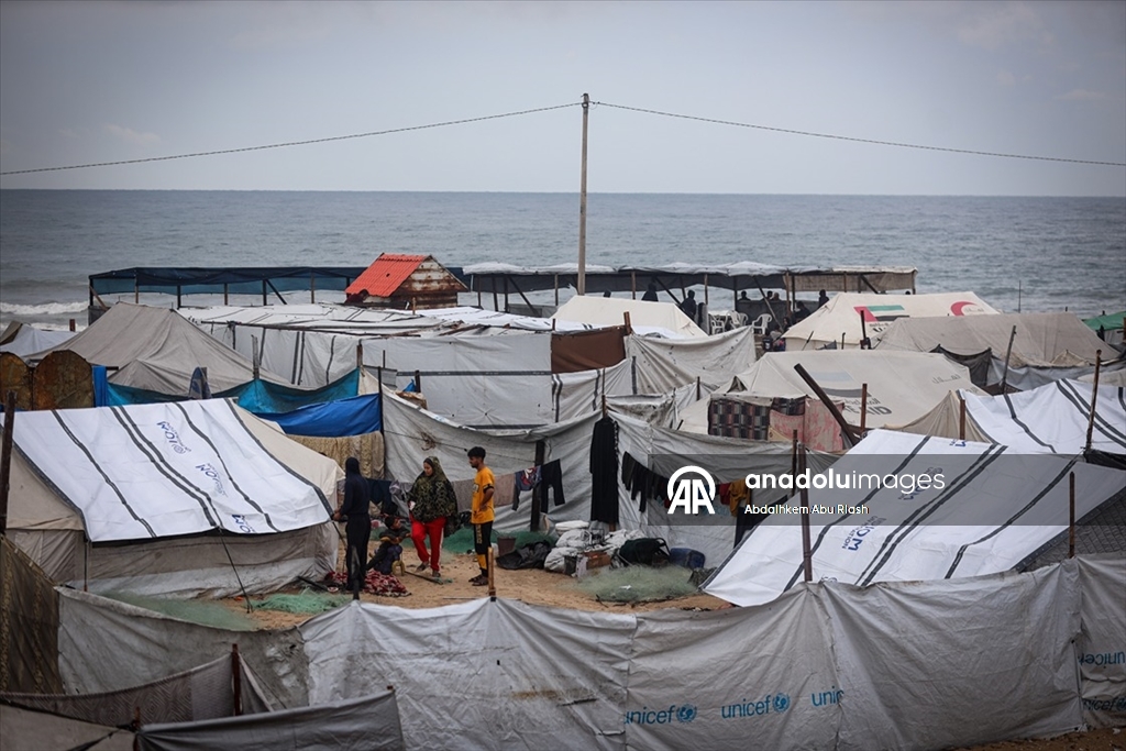 Gazze'de yoğun yağış nedeniyle İsrail saldırılarında evleri yıkılanların kaldığı çadırları su bastı