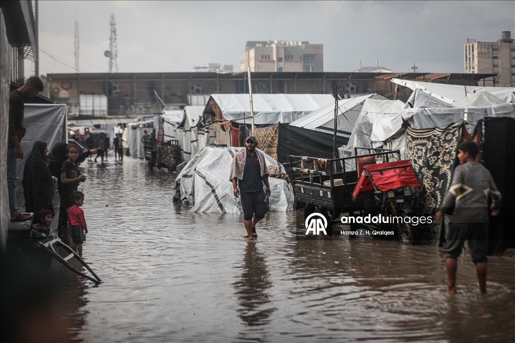 "مرحلة كارثية".. غرق خيام ومراكز إيواء في غزة بمياه الأمطار