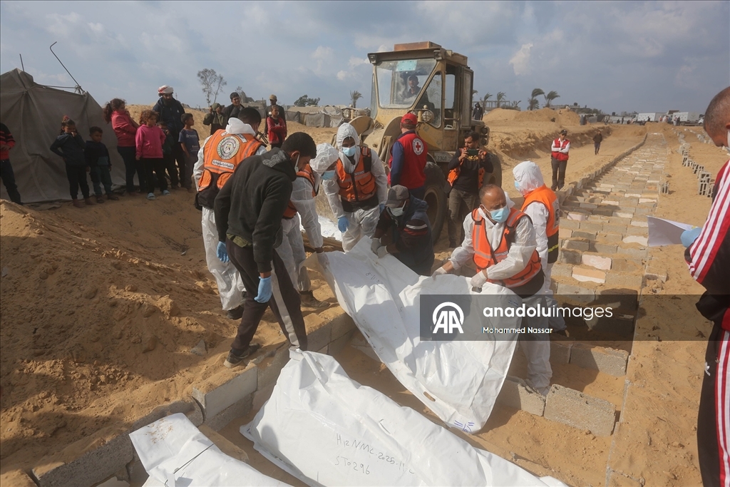 Gazze'de kimlikleri tespit edilemeyen 30 Filistinlinin cenazesi Deyr Belah'ta defnedildi