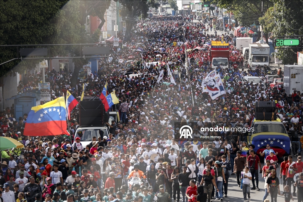 Сторонники Мадуро собрались в Каракасе на День молодежи