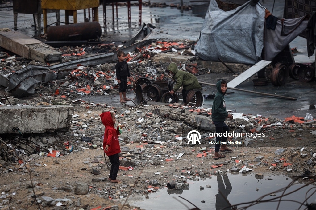 Gazze'de yoğun yağış nedeniyle İsrail saldırılarında evleri yıkılanların kaldığı çadırları su bastı