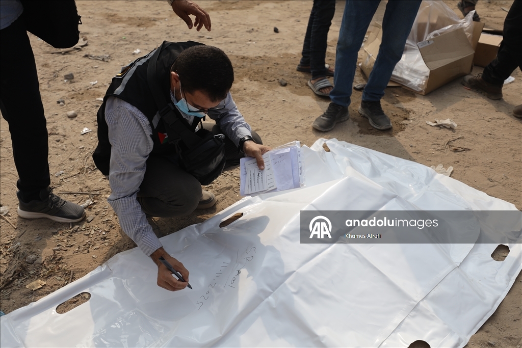 Извлечены тела палестинцев, убитых в результате израильских атак и захороненных во временных могилах