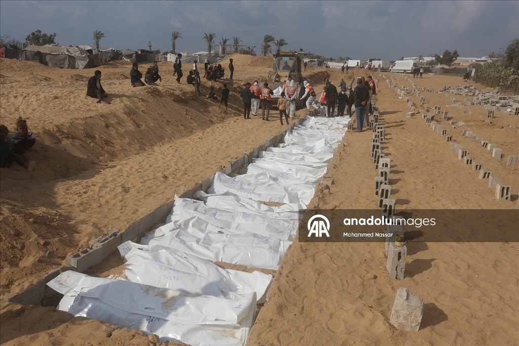 Gazze'de kimlikleri tespit edilemeyen 30 Filistinlinin cenazesi Deyr Belah'ta defnedildi