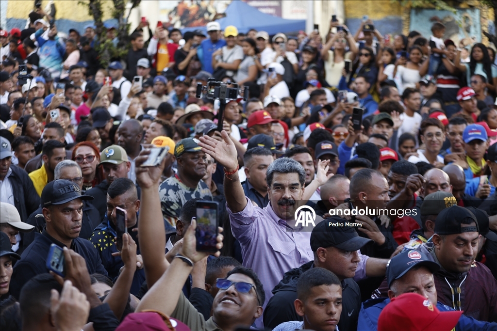 Сторонники Мадуро собрались в Каракасе на День молодежи