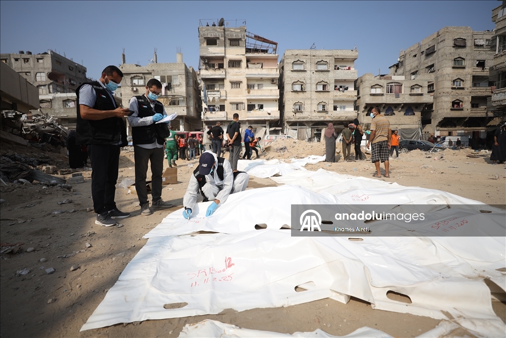 Извлечены тела палестинцев, убитых в результате израильских атак и захороненных во временных могилах