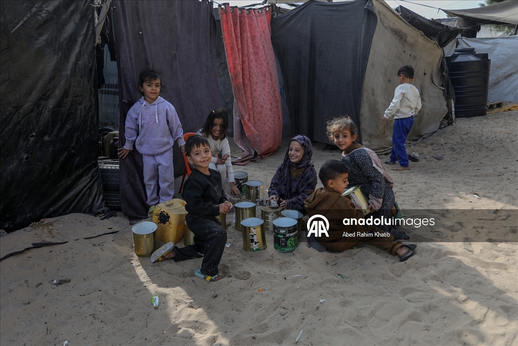Han Yunus kentinde çadırlarda yaşayan Filistinlilerin zorlu yaşam mücadelesi sürüyor