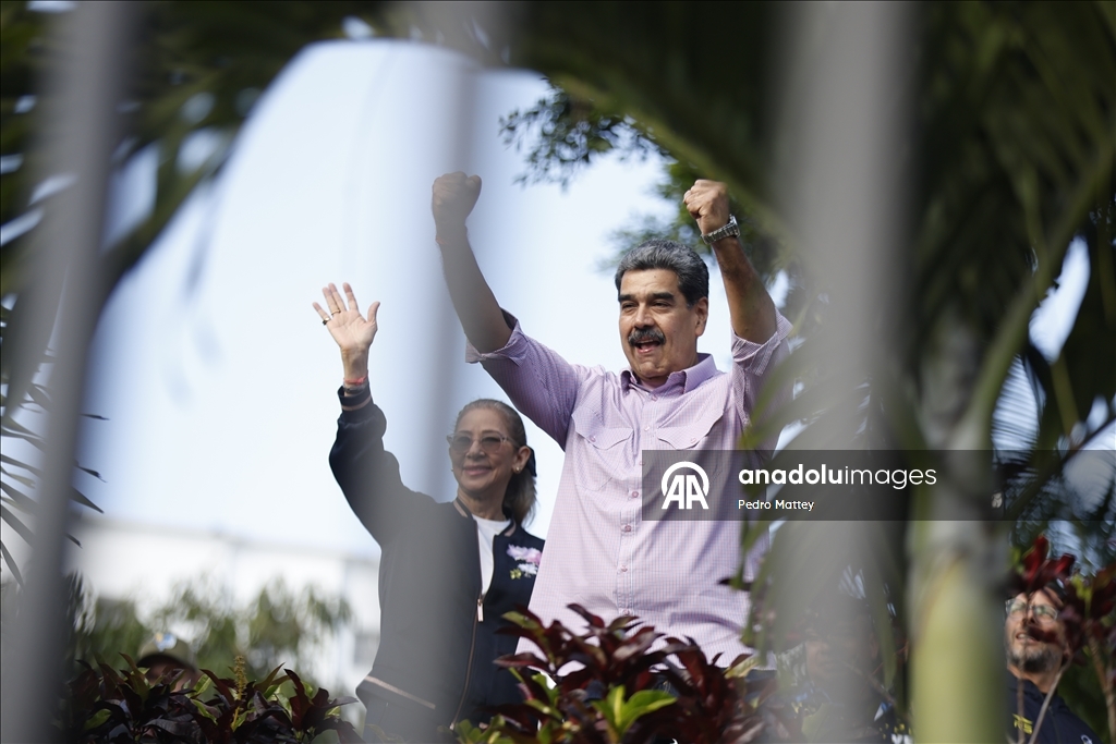 Сторонники Мадуро собрались в Каракасе на День молодежи