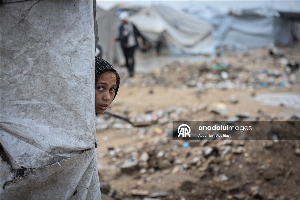 Palestinians struggle in makeshift shelters amid rain