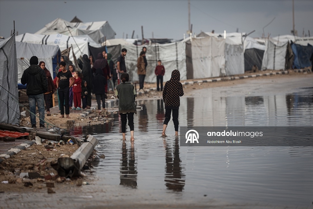 Gazze'de yoğun yağış nedeniyle İsrail saldırılarında evleri yıkılanların kaldığı çadırları su bastı